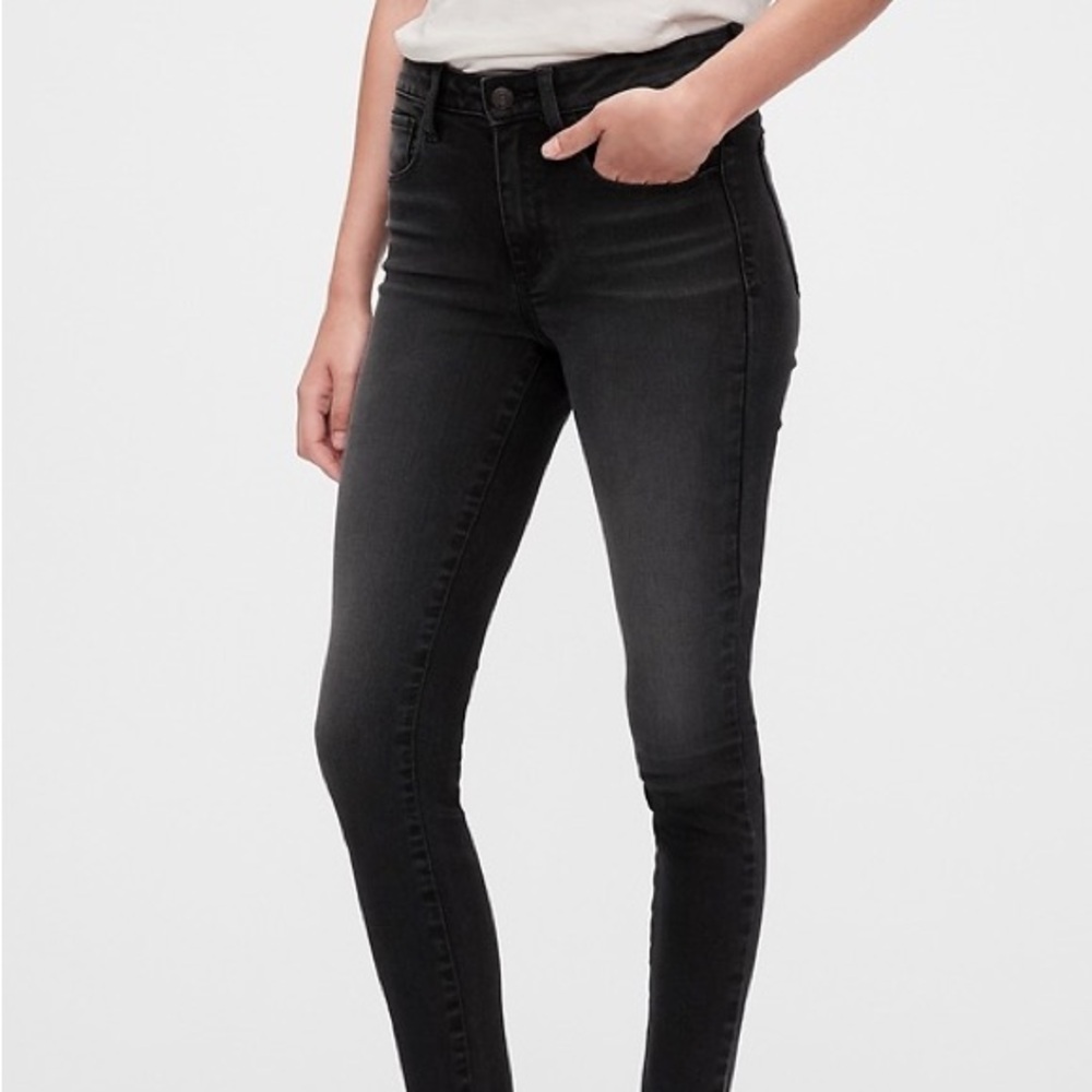 2/15$ 🍒 H&M Black Skinny Jeans